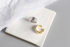 Anelli minimalisti a doppio strato in argento s925 finitura oro e argento su marmo