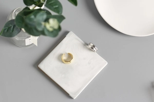 Macro di anelli doppi in argento s925 dal design minimalista su piastrelle di marmo