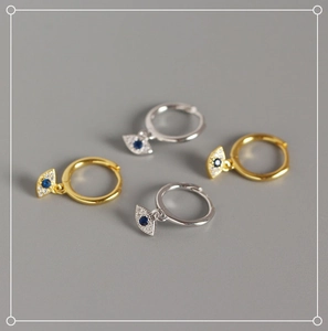 Détail de boucles d'oreilles créoles en argent S925 avec œil protecteur bleu, or et argent