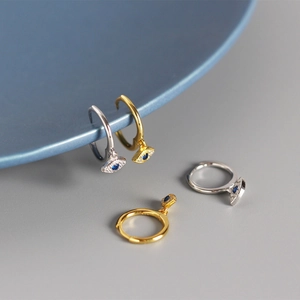 Détail des boucles d'oreilles œil protecteur en argent S925 coloris or et argent