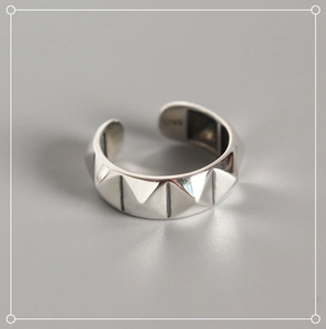 Vue macro de la bague en argent s925 avec des clous triangulaires de style punk