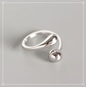 Vista macro dell'anello in argento S925 minimalista con goccia d'acqua e perla