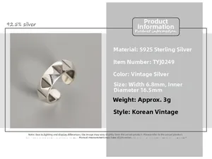 Détails de la bague en argent S925 montrant la largeur de 6,8mm et les rivets