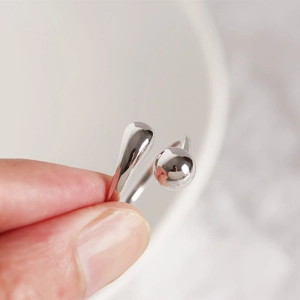 Macro di anello aperto in argento S925 con design minimalista a sfera e a goccia