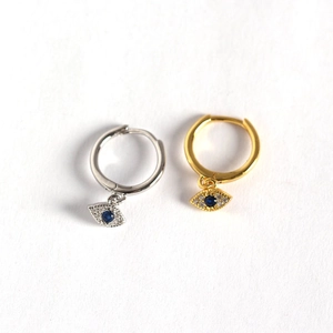 Élégantes boucles d'oreilles créoles mauvais œil en or et argent avec cristaux bleus