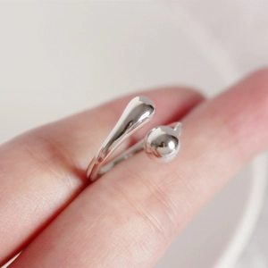Dettaglio macro anello minimalista in argento S925 con perla e goccia d'acqua