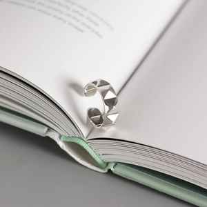 Détail macro de la bague ajustable en argent S925 avec clous pyramidaux au style punk moderne