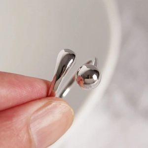 Anello regolabile in argento sterling S925 con goccia lucida e design a sfera