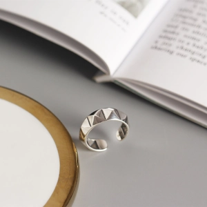Gros plan d'une bague en argent S925 avec design géométrique de prisme triangulaire