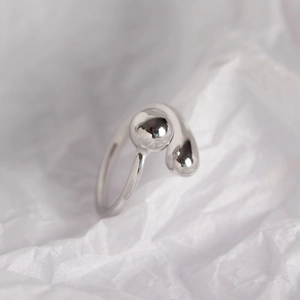 Anello aperto minimalista in argento S925 con doppie sfere lucide dal design moderno