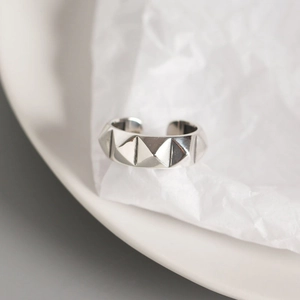 Bague ouverte en argent S925 minimaliste avec texture de rivets pyramides style punk