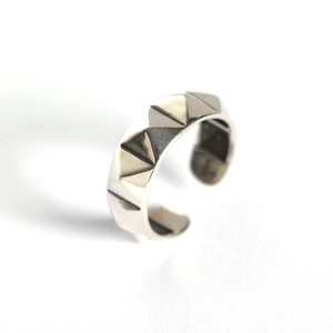 Bague ouverte minimaliste en argent S925 avec un design de clous pyramide style punk