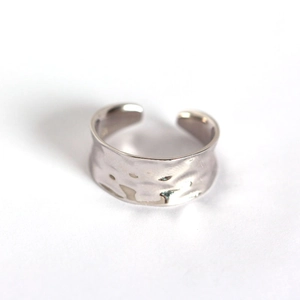 Minimalist S925 sterling silver open ring featuring a unique hammered texture finish