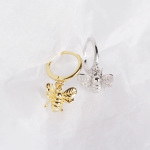 Minimalist S925 sterling silver bee huggie hoop earrings in gold and silver finishes