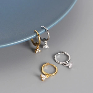 Boucles d'oreilles anneaux en argent 925 minimalistes avec des pendentifs en zircone