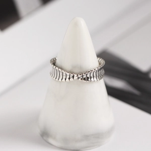 Vintage S925 sterling silver Mobius twist open ring with scale texture on marble stand