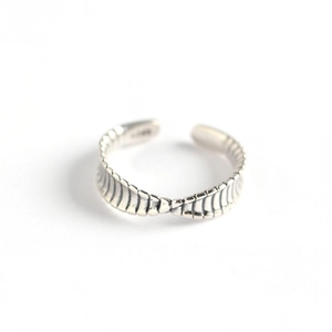 Vintage S925 sterling silver Mobius twist open ring with unique scale texture design
