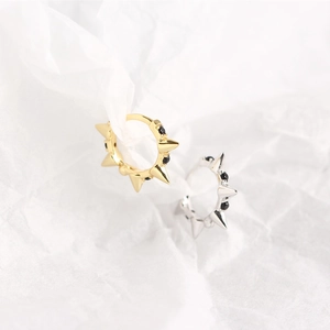 Détail de créoles en argent 925 avec rivets et zircons noirs au style punk rock
