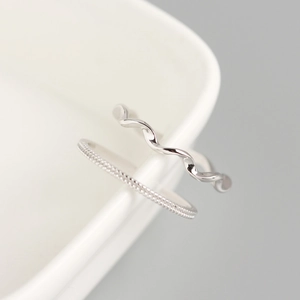 Minimalist S925 sterling silver Mobius ring with wavy lines and polished finish