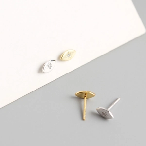 Minimalist S925 silver eye-shaped stud earrings with gold and silver starburst patterns