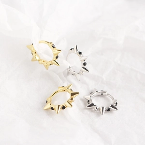 Boucles d'oreilles créoles punk en argent S925 avec rivets et pierres noires