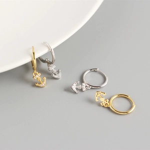 Makro-Detail von S925 Sterling Silber Anker Ohrringen mit funkelnder Zirkonia Einlage