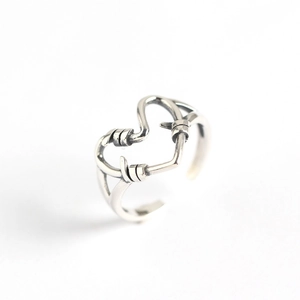 Verstellbarer Ring aus 925 Sterling Silber mit Herz-Draht-Design auf weißem Grund