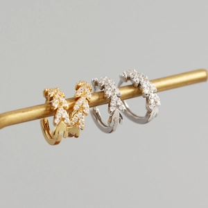 Élégantes boucles d'oreilles créoles en argent S925 avec motif de feuilles serties
