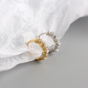 Boucles d'oreilles créoles géométriques en argent S925 avec incrustations de zircons