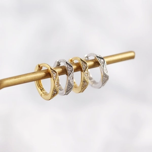 Macro-opname van geometrische S925 sterling zilveren oorringen met zirkonia stenen