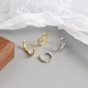 Detail van geometrische S925 zilveren oorringen met diamanten in goud en zilveren finish