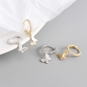 Boucles d'oreilles élégantes en argent S925 avec papillon et brillants zircons cubiques
