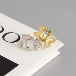 Nahaufnahme von S925 Sterlingsilber-Kettenringen mit Hammerschlag-Textur in Gold und Silber