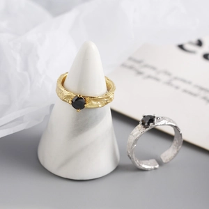 Bague en argent S925 texture roche avec pierre noire en finitions dorée et argentée