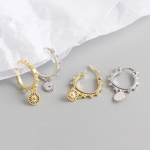 Créoles en argent sterling S925 avec texture perlée et pendentifs soleil géométriques