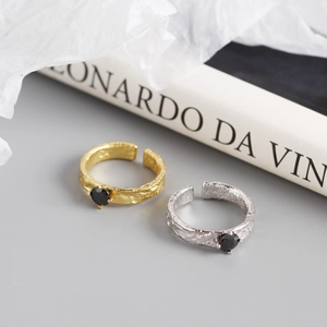 Bagues en argent S925 avec texture papier d'alu et pierres de zircone noire serties