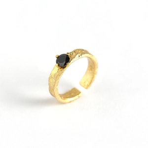 Bague ajustable dorée martelée avec une pierre précieuse noire ronde sertie à griffes