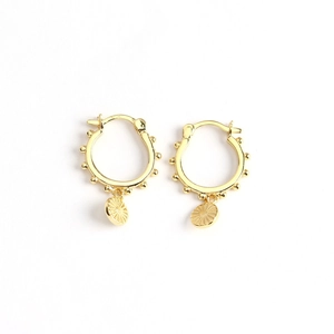 Créoles en argent 925 doré avec pendentif soleil et détails perlés pour femmes