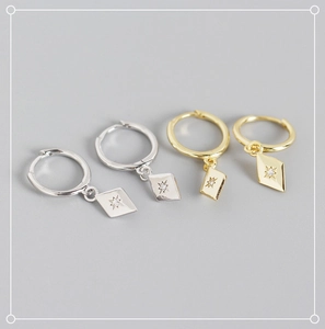 Vue macro détaillée de boucles d'oreilles losanges en argent S925 doré et argenté