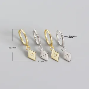 Vue macro des boucles d'oreilles losange en argent S925 avec zircon étoilé et diamètre de 8,5mm