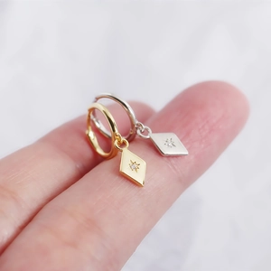 Gros plan de boucles d'oreilles en argent S925 avec pendentif losange et zircon étincelant