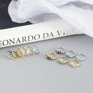 Dettaglio degli orecchini huggie in argento S925 con zirconi colorati incastonati