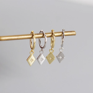 Détails des boucles d'oreilles losange étoile avec zircon sur support laiton