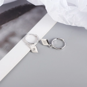 Détail macro de boucles d'oreilles losange en argent S925 avec zircon étoile brillant