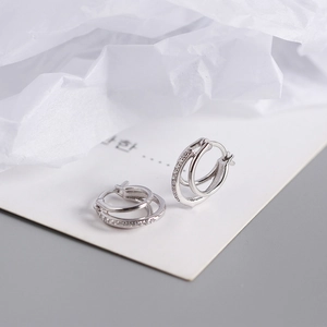 Gros plan de boucles d'oreilles créoles triple anneaux en argent S925 avec zircons