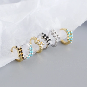 Set di orecchini huggie in argento S925 con zirconi colorati incastonati