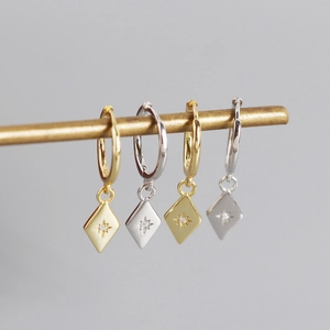 Boucles d'oreilles losange en argent S925 avec gravure d'étoile et incrustation de zircon