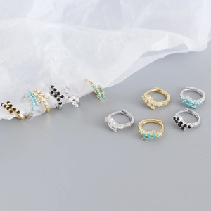 Orecchini a cerchio huggie in argento 925 con pietre di zirconia geometriche colorate