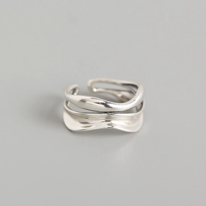 Anillo abierto minimalista de plata de ley S925 con capas onduladas y acabado pulido