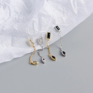 Vue détaillée de boucles d'oreilles pendantes en argent fin S925 doré et argenté